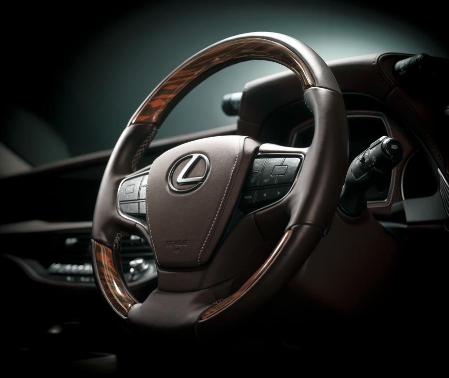 Детали интерьера Lexus LS500h 2017 года  (JP) (фото 14 из 35)